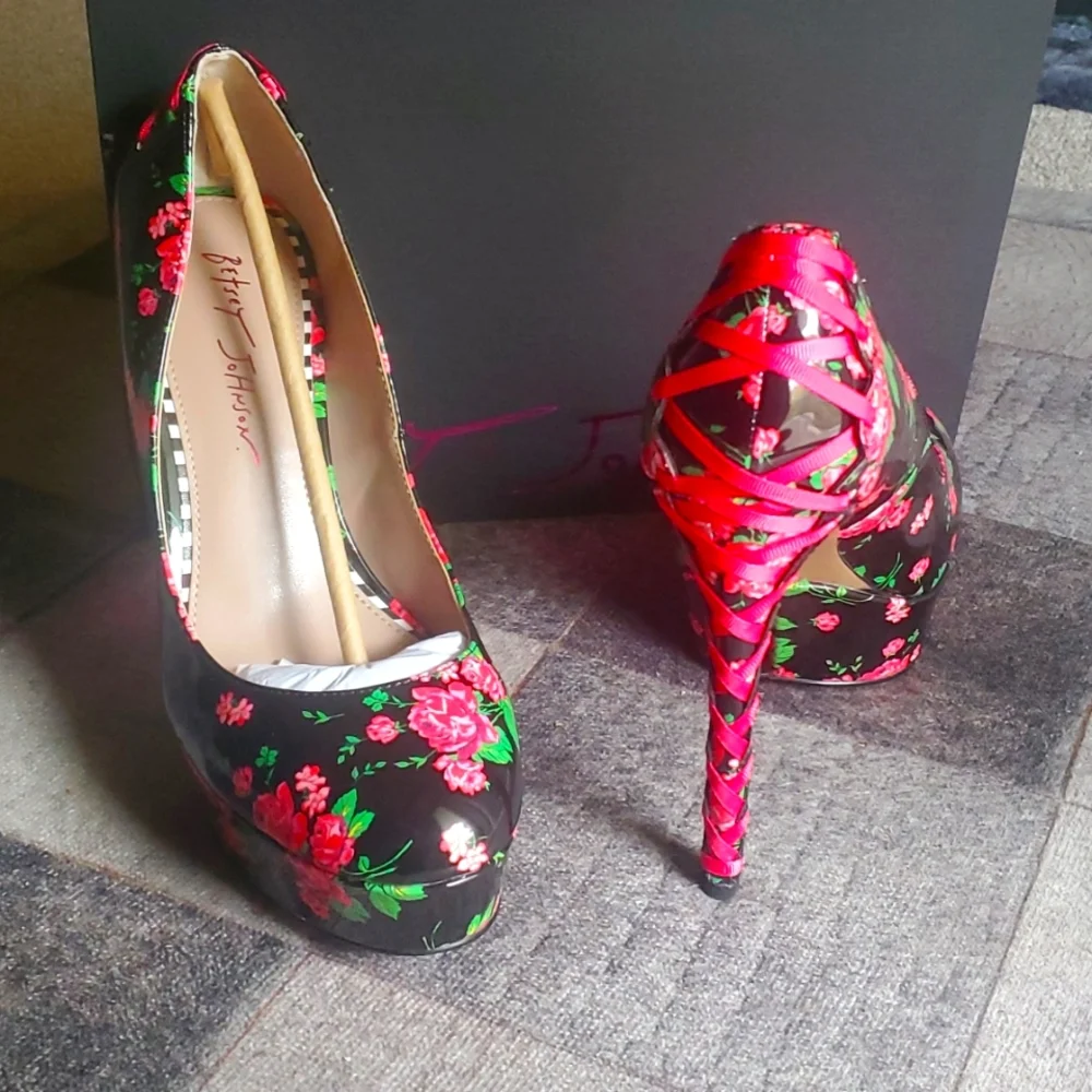 Betsey Johnson Floral Pumps Bonnee - Picture 7 of 8